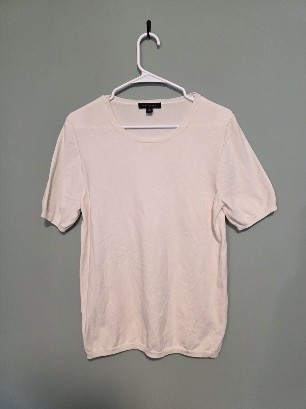 Ann Taylor Men’s Cream Short-Sleeve Crewneck Tee